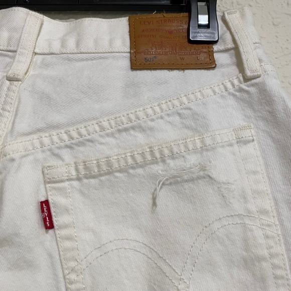 Women's LEVI'S 501 W27 (29in) White button fly‎ Distressed Shorts Raw Hem CW4621 - Picture 1 of 11
